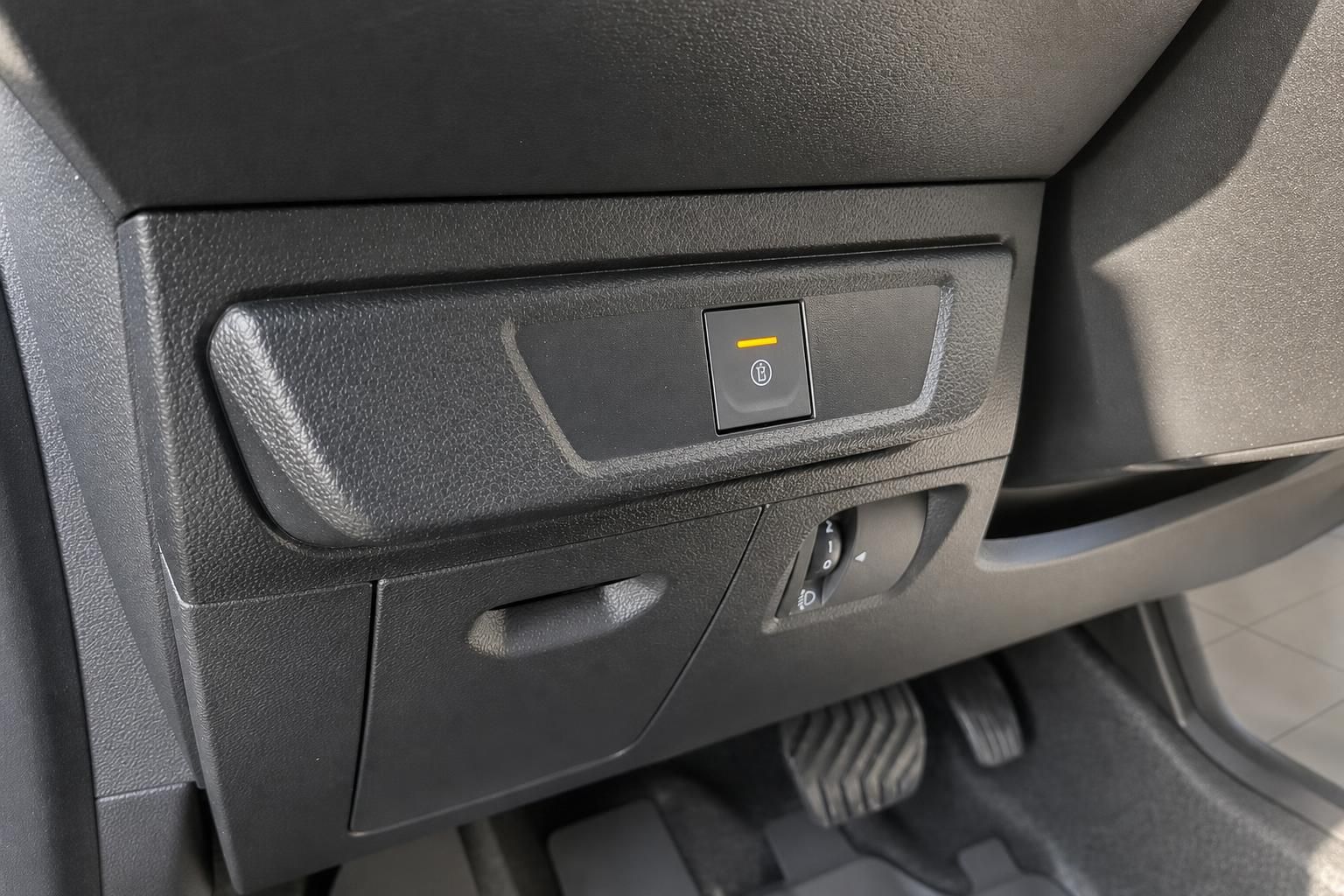 Innenraum Detail mit elektrischer Handbremse und Bedienknöpfen
