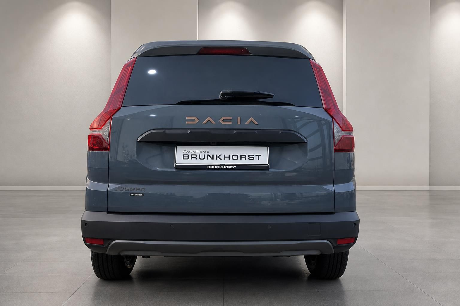 Dacia Jogger Hybrid Heckansicht grau metallic mit Händlerkennzeichen Autohaus Brunkhorst