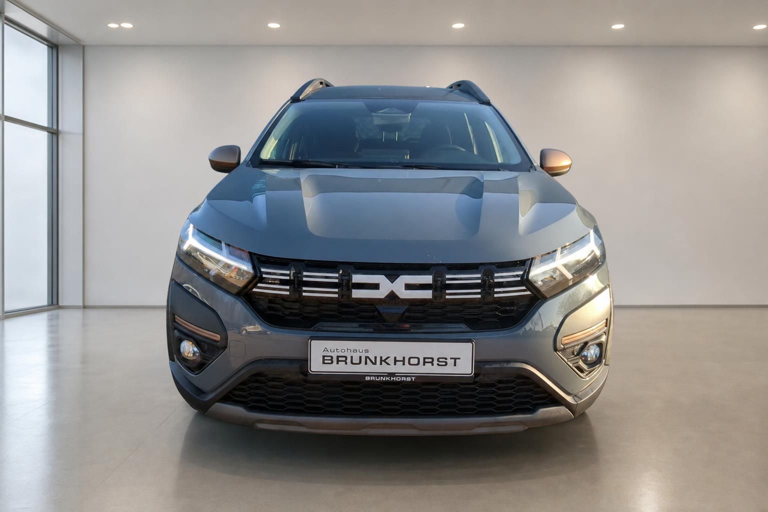Dacia Jogger Frontansicht grau metallic mit LED-Scheinwerfern und Dacia-Kühlergrill
