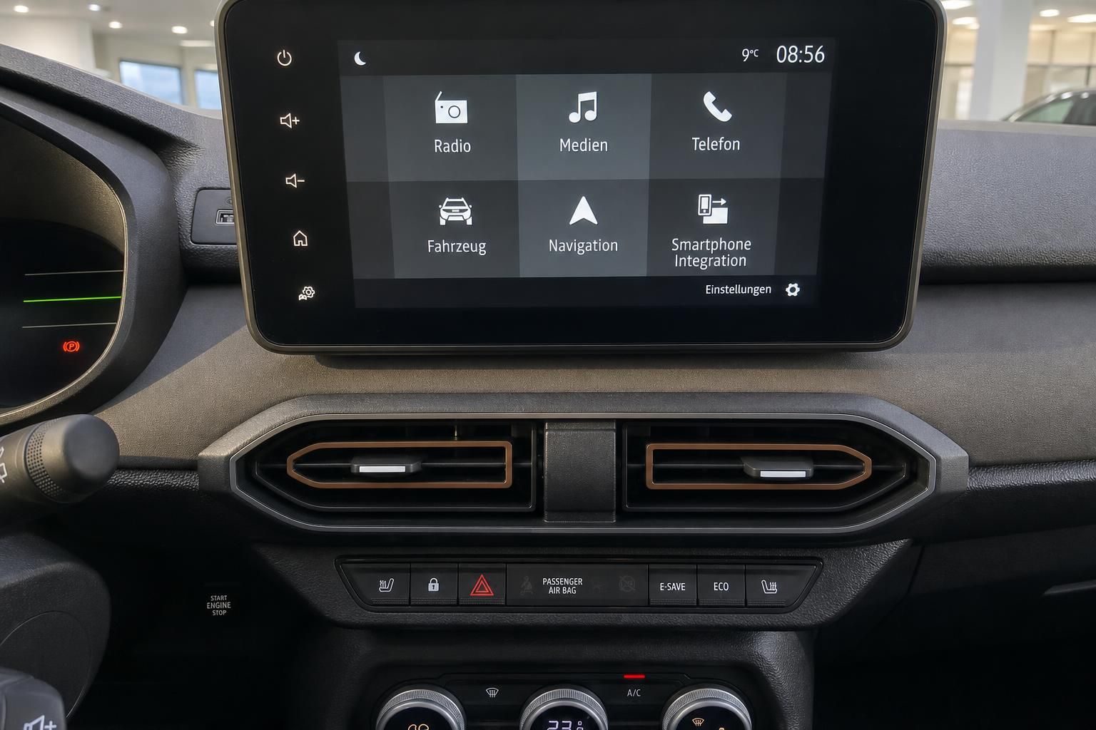 Dacia Infotainment-System Touchscreen mit Navigation und Medien-Funktionen im Auto