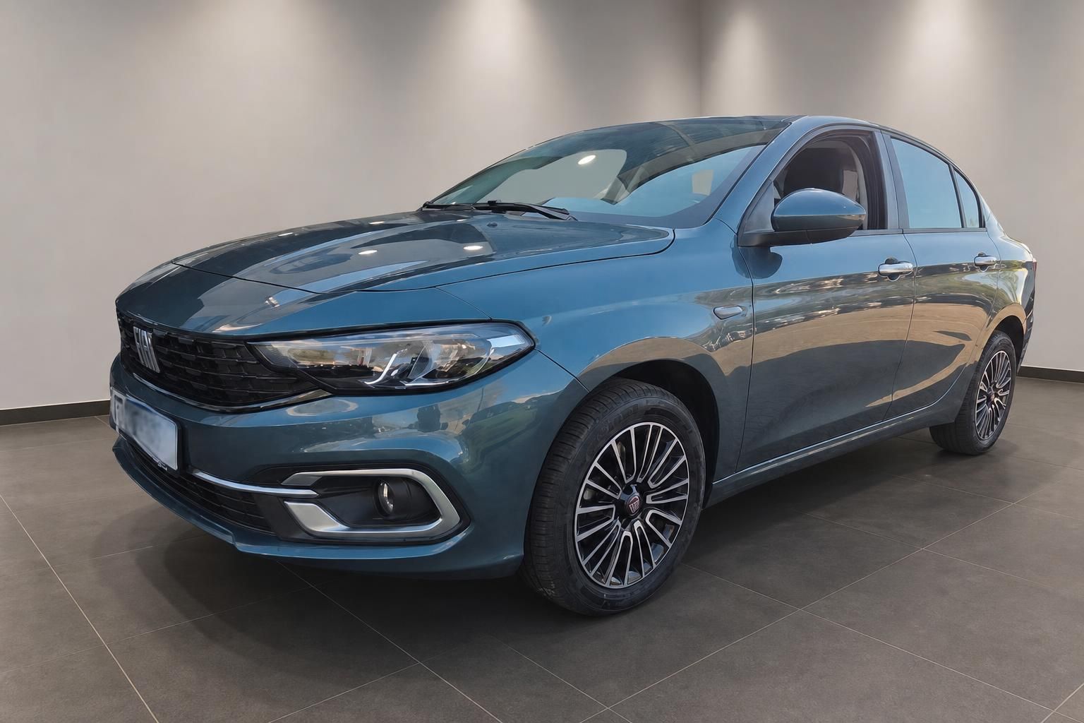 Fiat Tipo blau metallic Frontansicht mit Leichtmetallfelgen im Autohaus