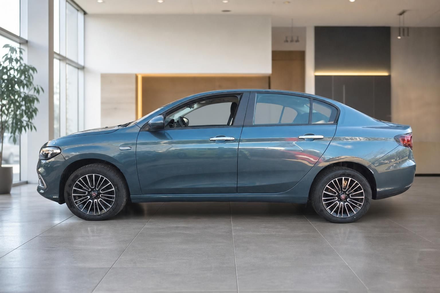 Fiat Tipo blau metallic Seitenansicht von links im modernen Showroom
