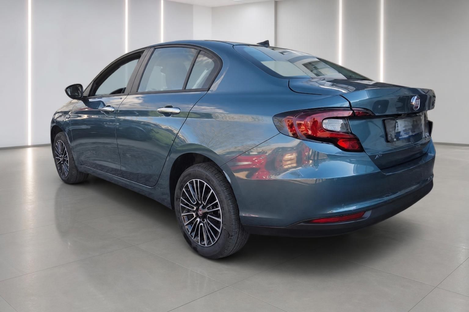 Fiat Tipo blau metallic Heckansicht seitlich mit LED-Rücklichtern