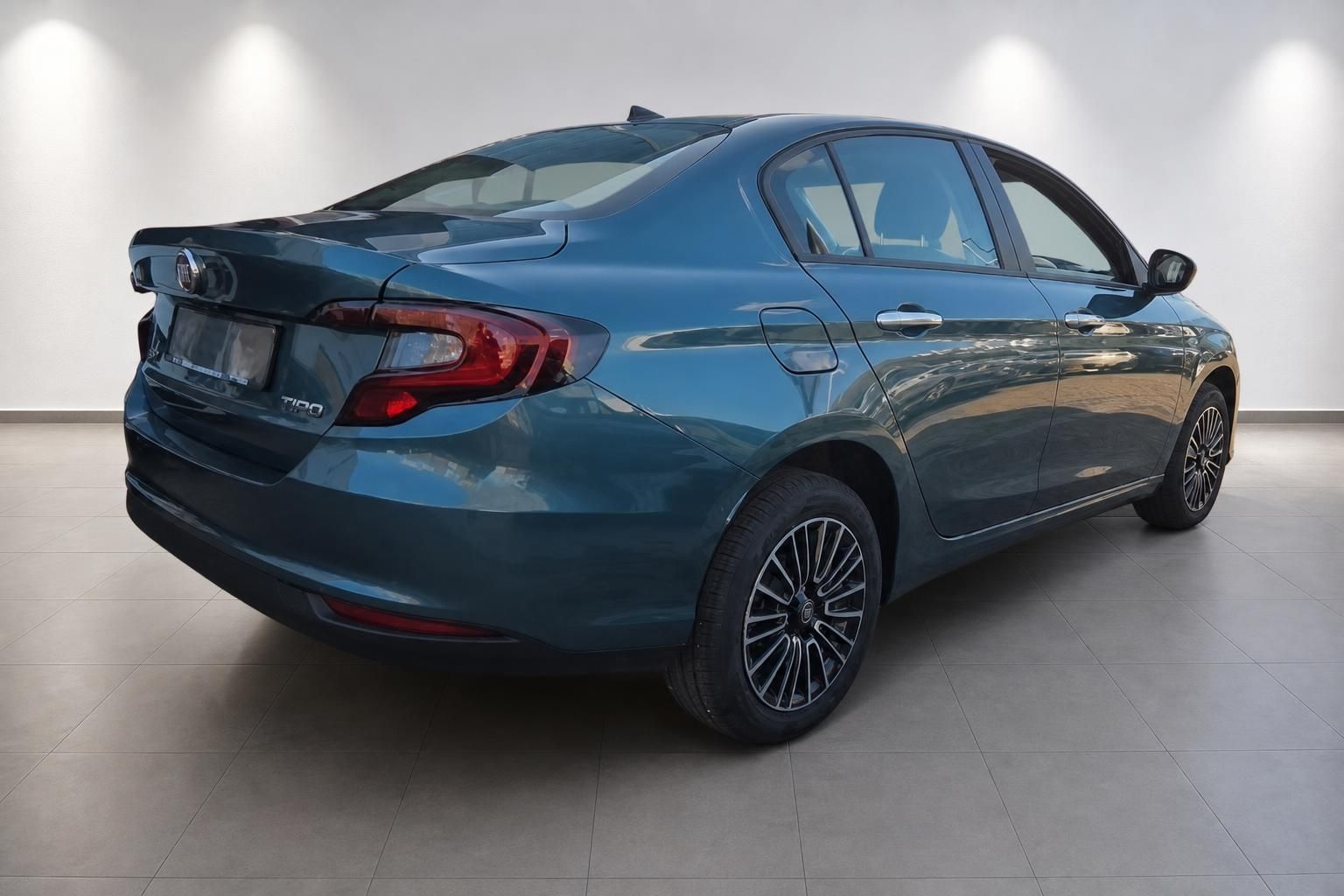 Fiat Tipo blau metallic Heckansicht schräg mit Leichtmetallfelgen