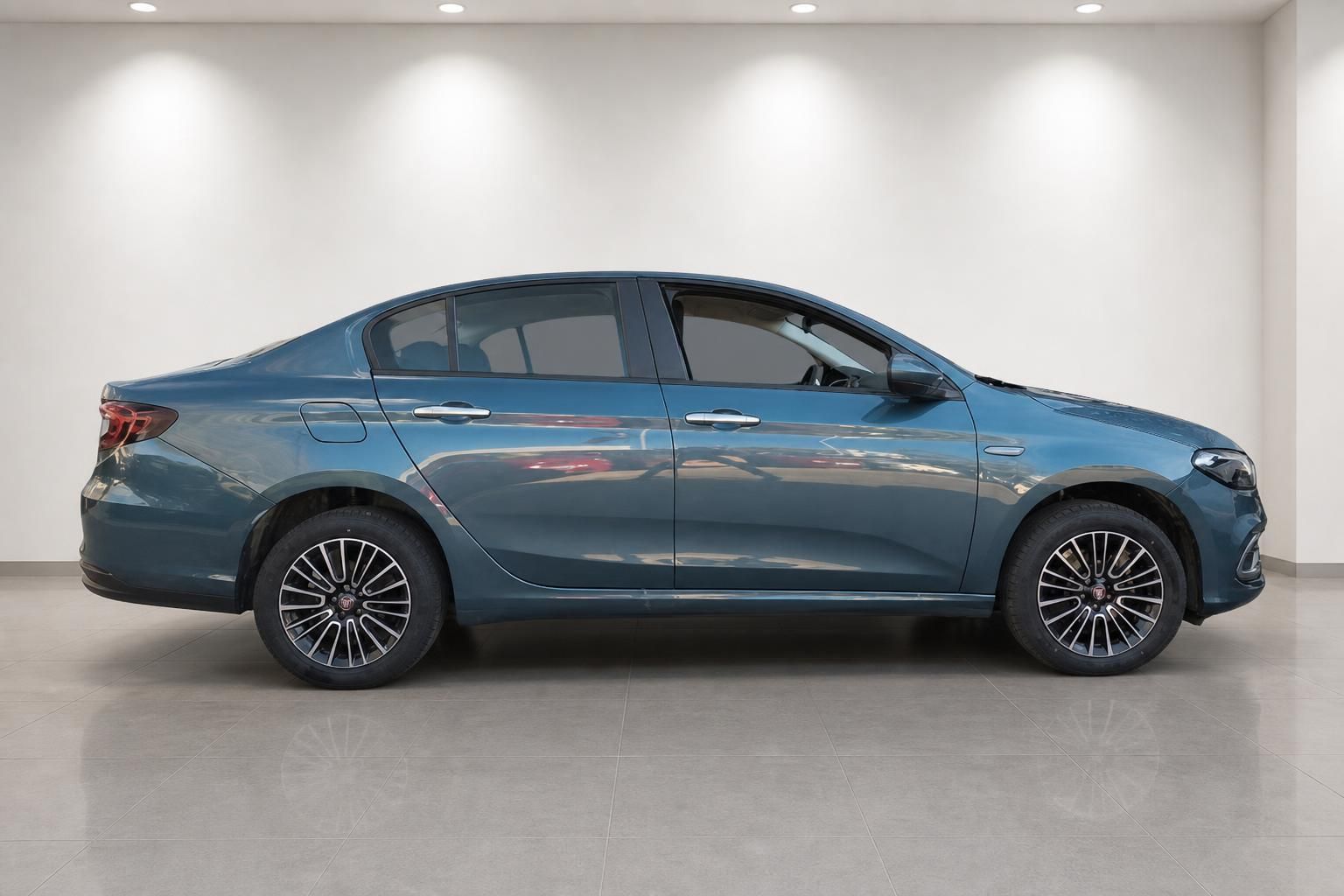 Fiat Limousine in blau metallic Seitenansicht mit Leichtmetallrädern im Showroom