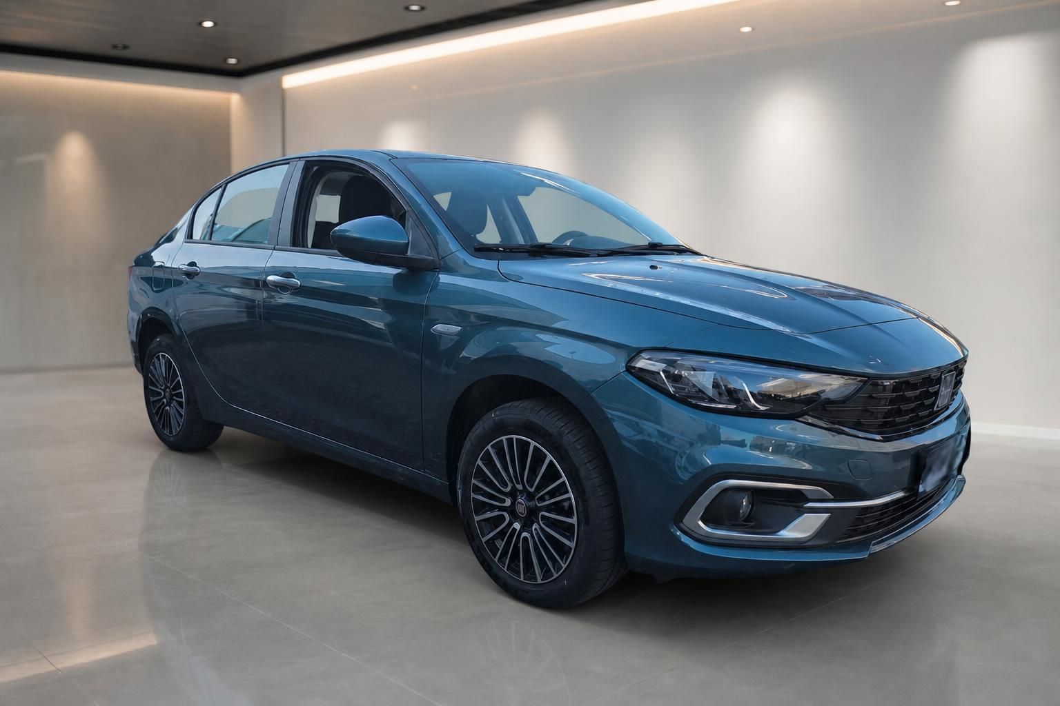 Fiat Limousine in petrol blau Schrägansicht mit modernem Design und Leichtmetallfelgen