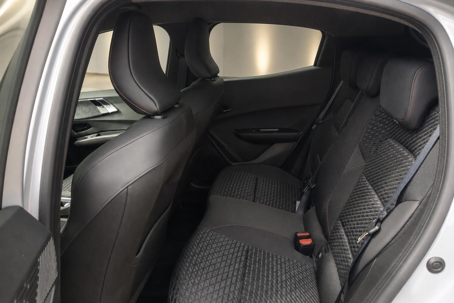 Rücksitze mit Ledersitzen und Kopfstützen im Fahrzeuginnenraum