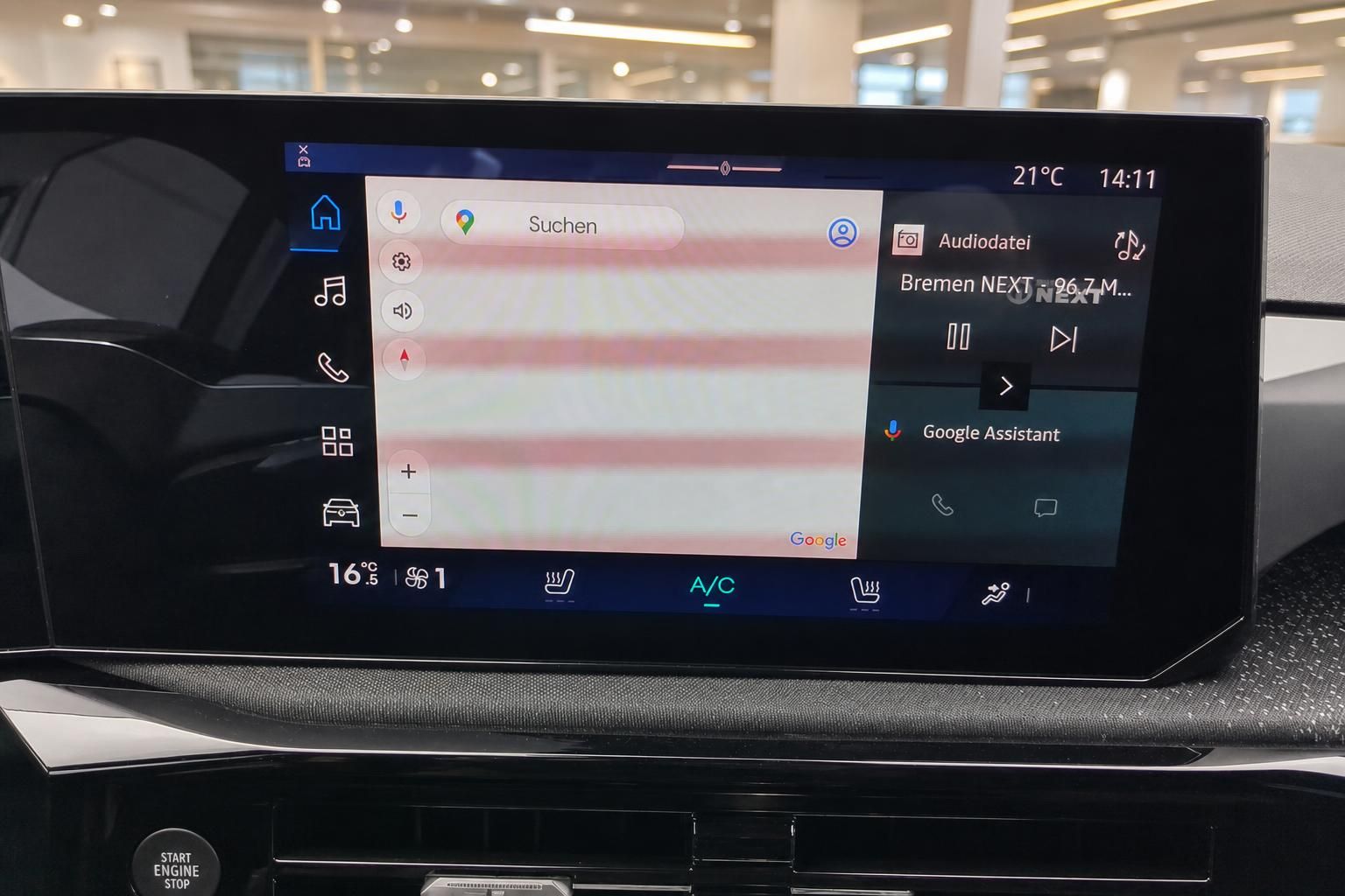 Infotainment-Touchscreen mit Google Assistant und Klimasteuerung im Auto