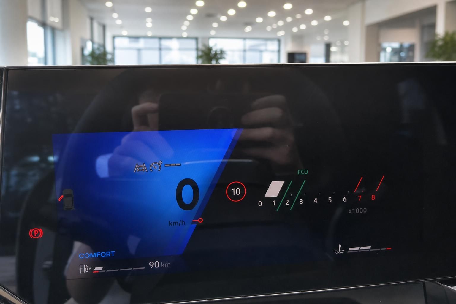Digitales Kombiinstrument mit Tacho und Drehzahlmesser im Fahrzeugcockpit