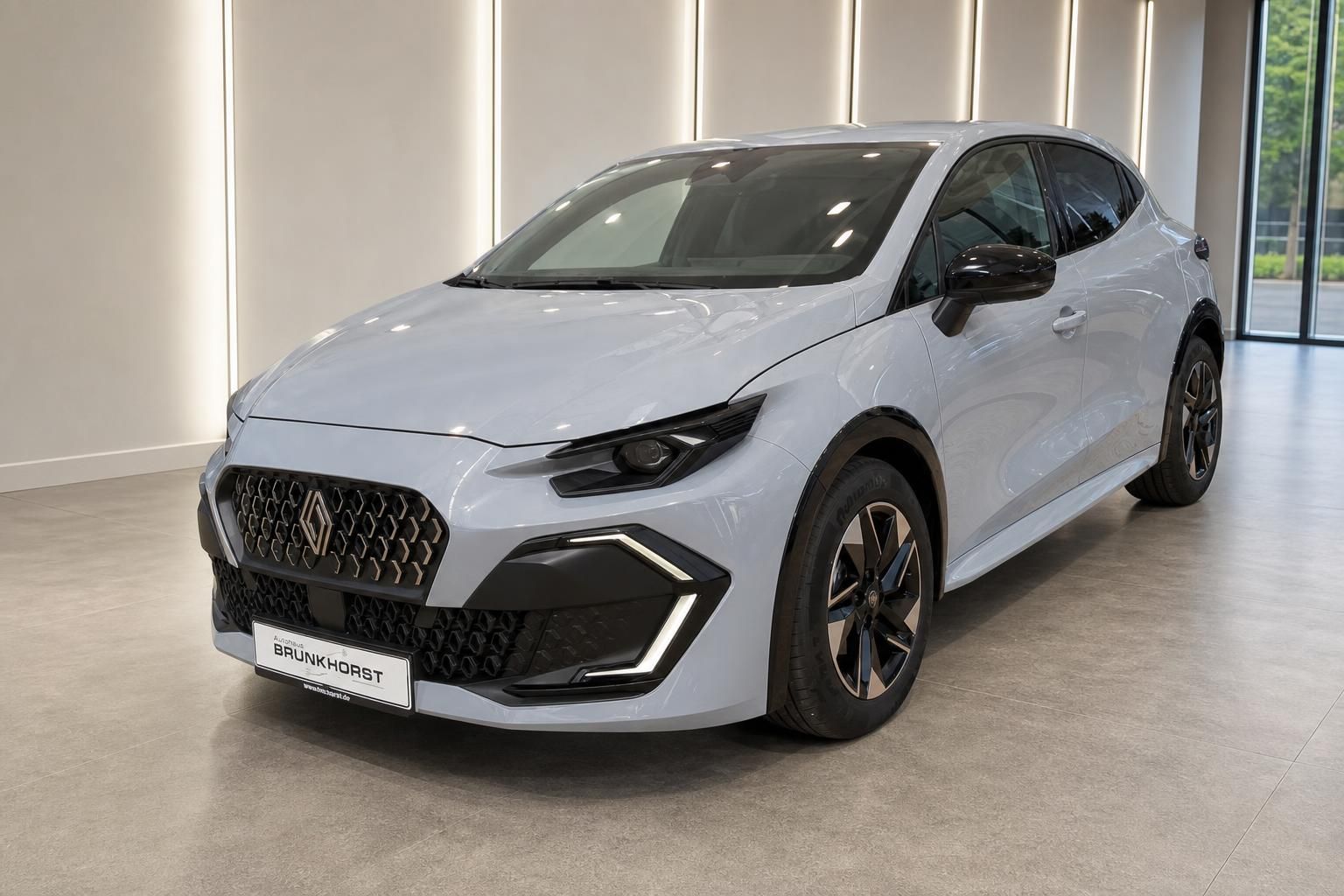 Renault Clio in Grau, Frontansicht schraeg im Autohaus Brunkhorst