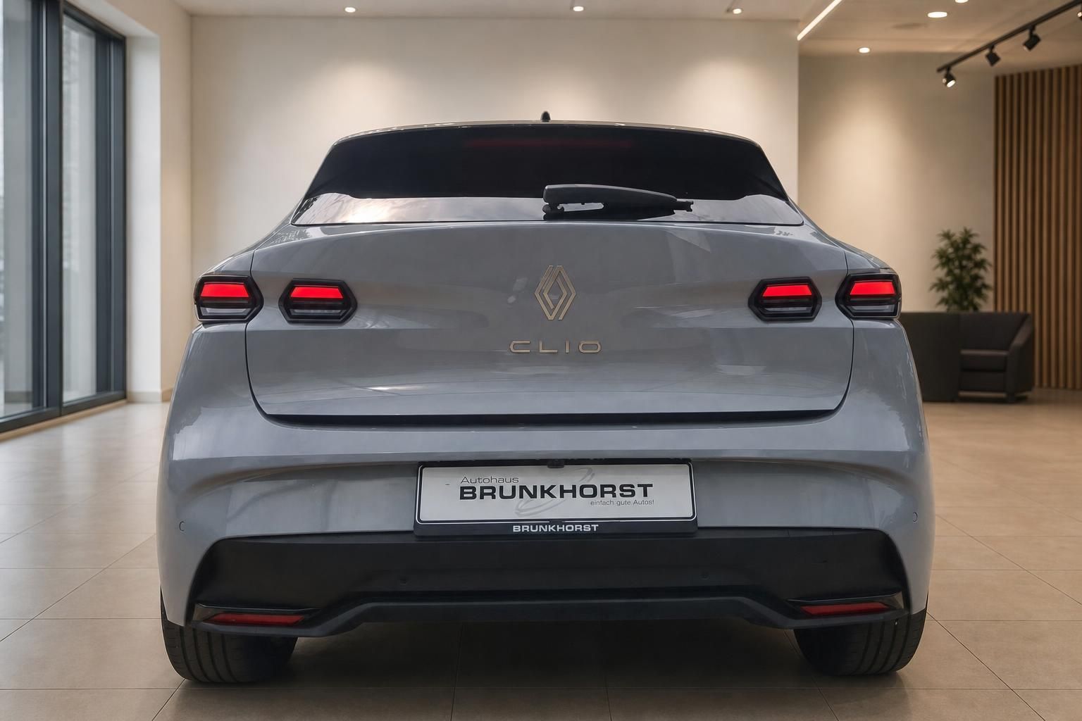 Renault Clio grau, Heckansicht mit LED-Ruecklichtern im Showroom
