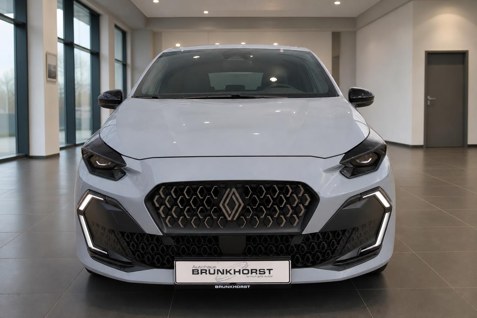 Renault Clio in Weiss, direkte Frontansicht im Autohaus Brunkhorst