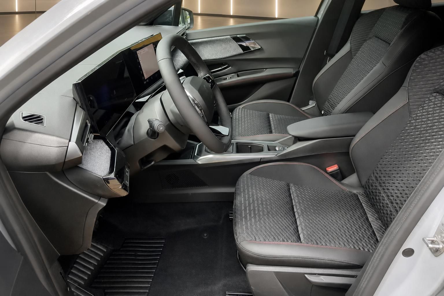 Renault Clio Innenraum mit Sportsitzen und Cockpit im Detail