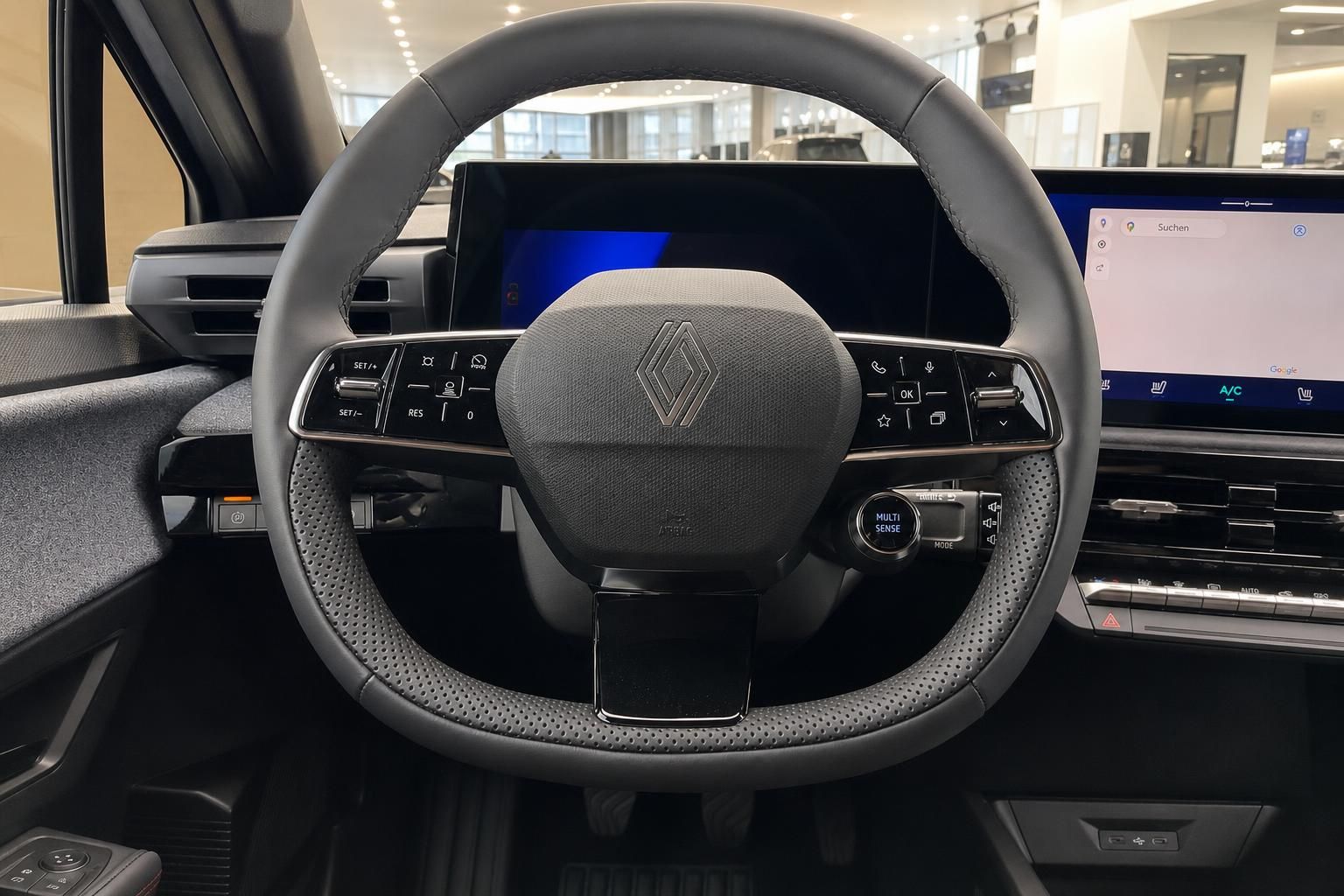 Renault Lenkrad mit Multifunktionstasten und digitalem Cockpit im Innenraum