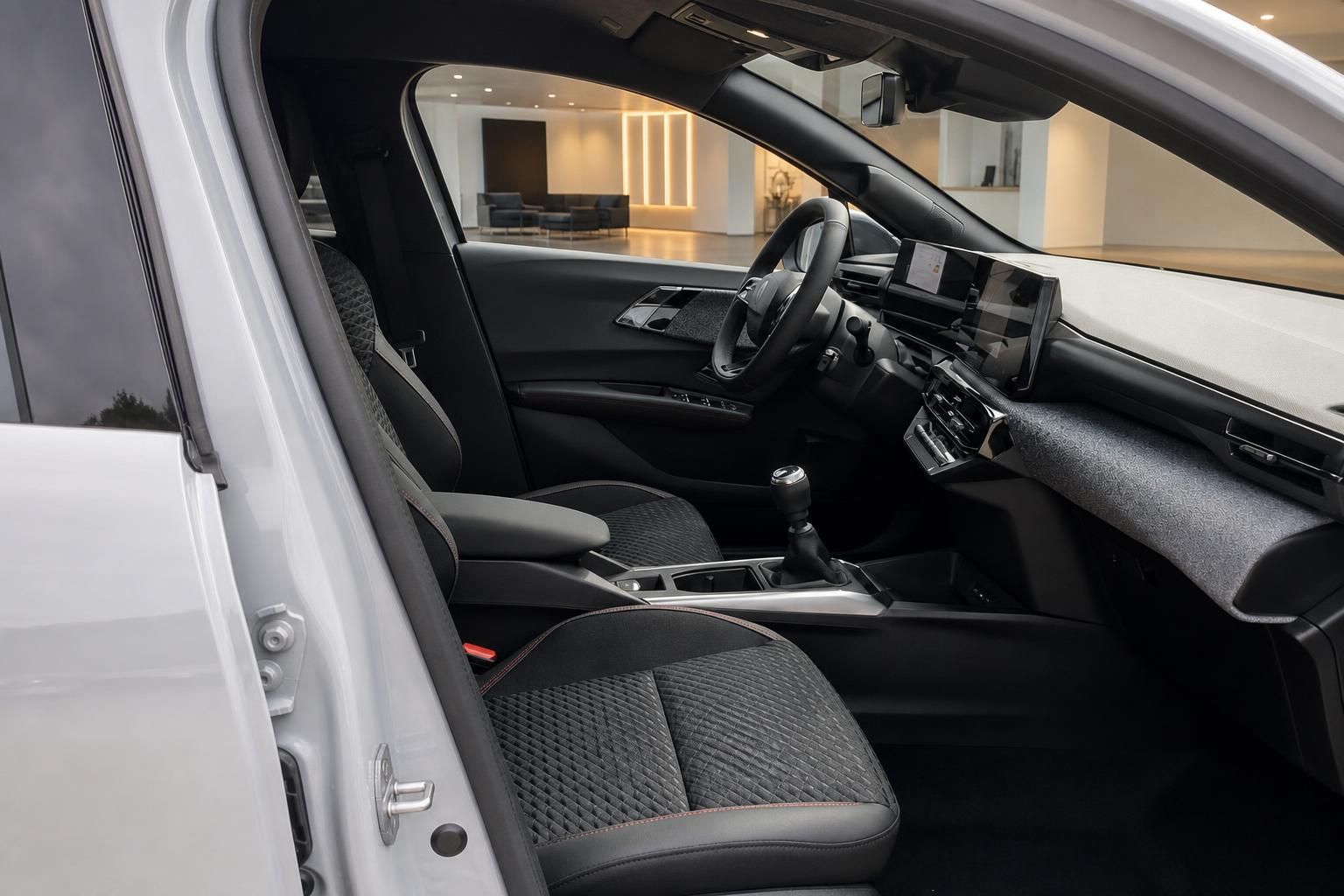Fahrzeuginnenraum mit Vordersitzen, Schaltknauf und Cockpit im Detail