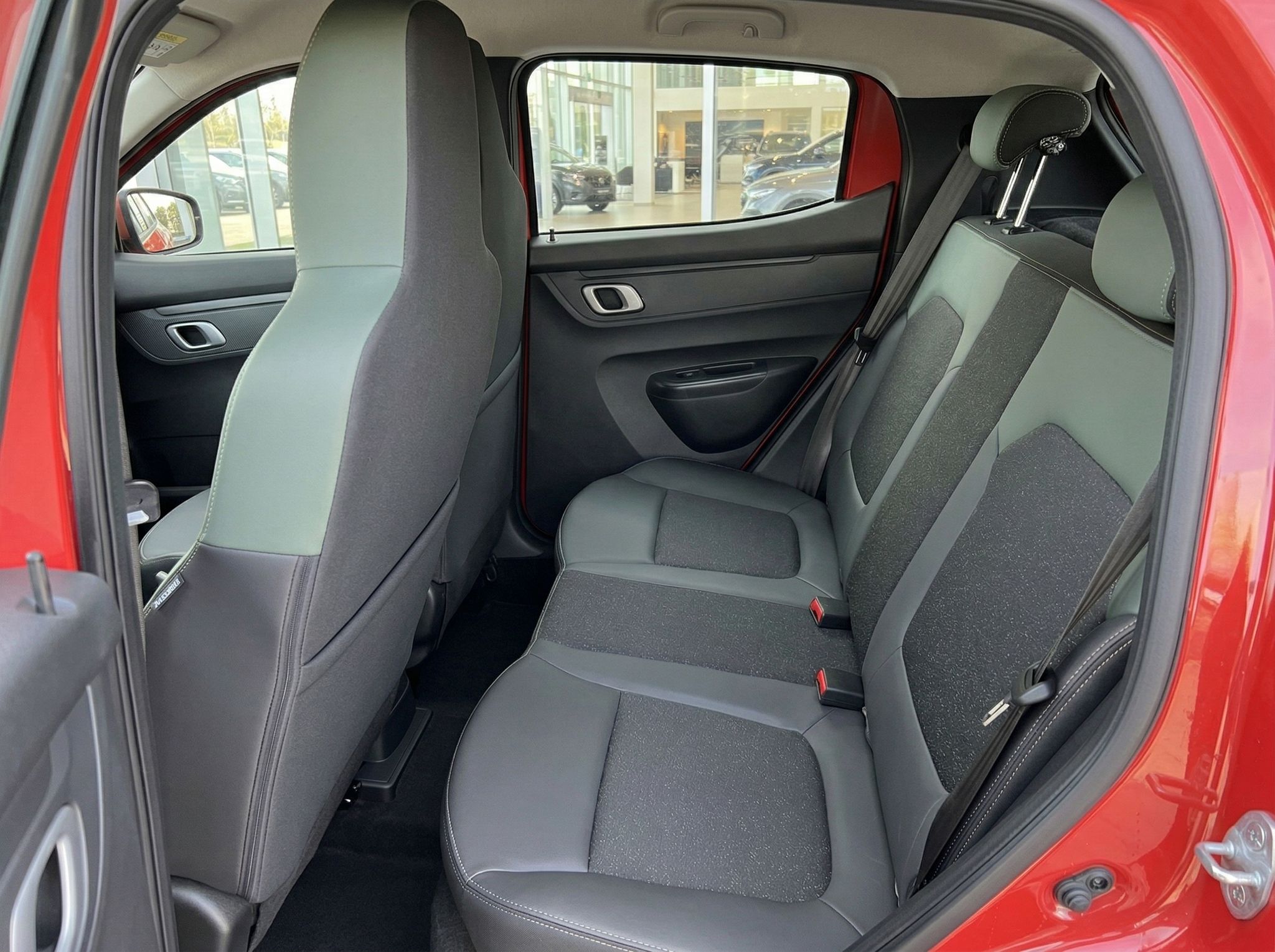 Fahrzeug Rückbank mit Sitzen und Innenausstattung - Auto Rücksitzbereich