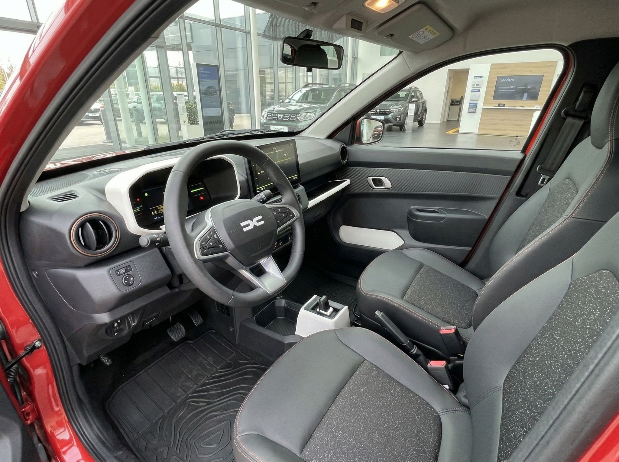 Dacia Fahrzeug Innenraum mit Lenkrad und Armaturenbrett - Kompakt-SUV Cockpit in Grau