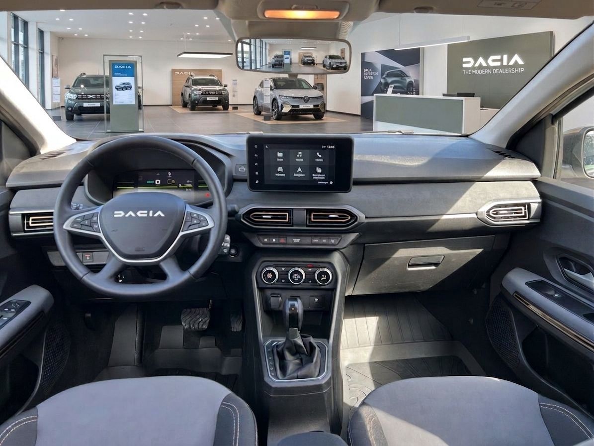 Dacia Innenraum mit modernem Dashboard, Lenkrad und Infotainment-System im Autohaus