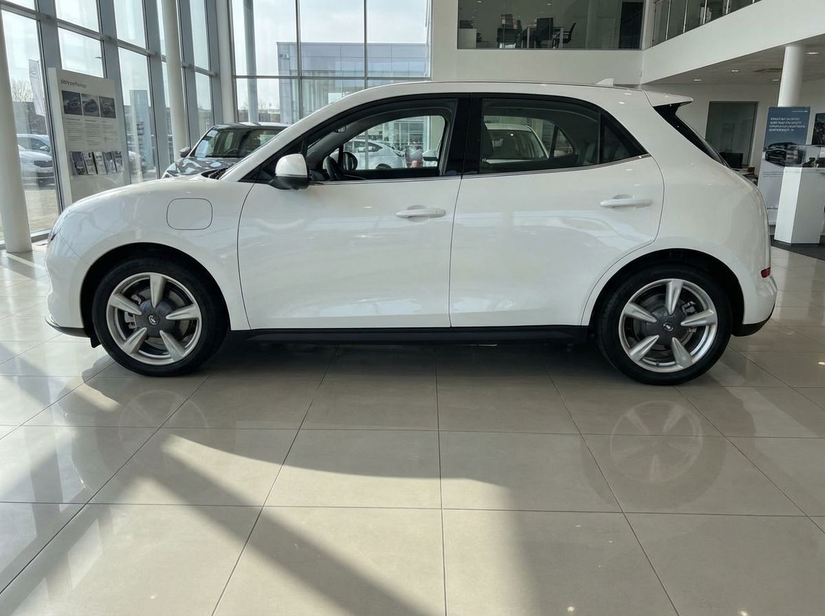 Weißer Hyundai Ioniq 5 Kompakt-SUV in Autohaus Showroom, Seitenansicht