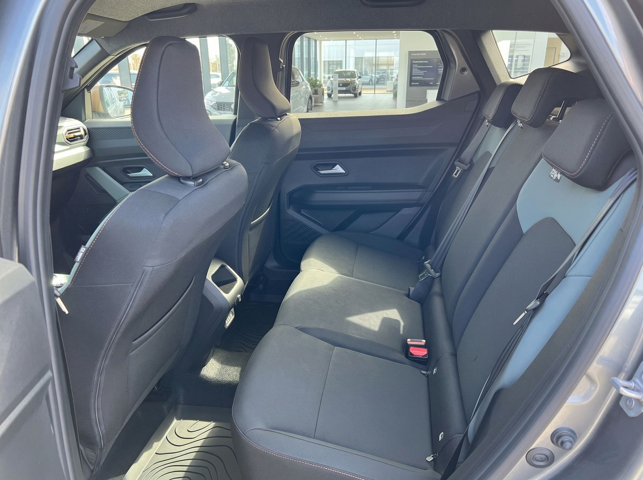 Dacia Duster Rücksitzbank mit grauen Stoffsitzen und Blick nach vorne