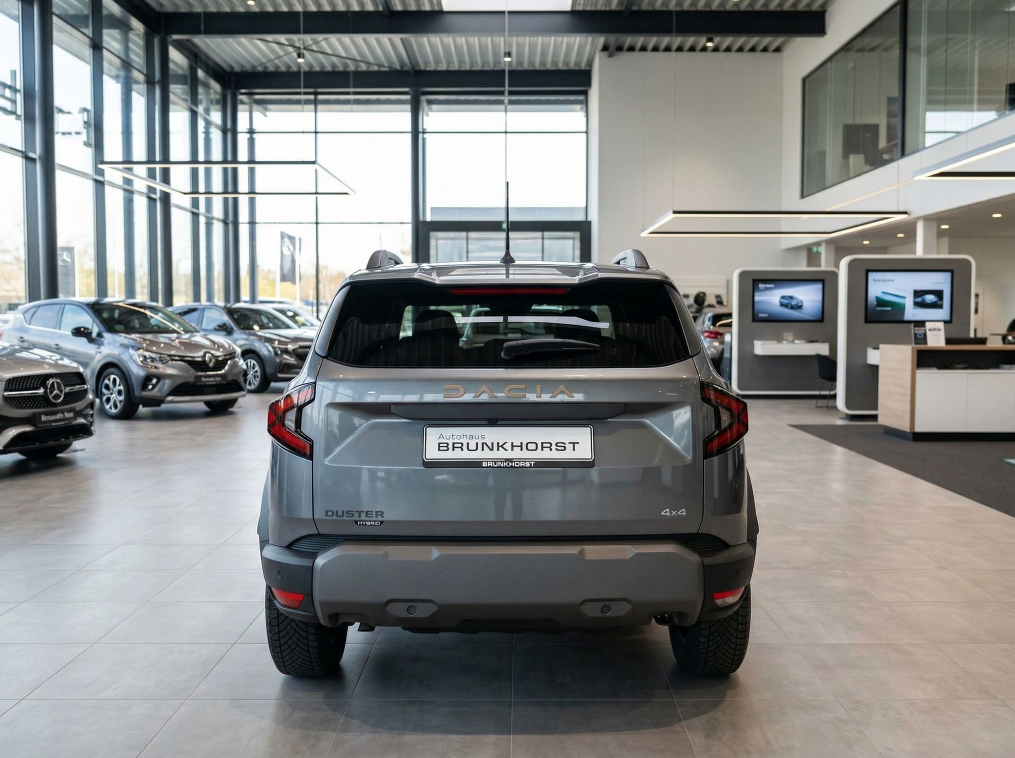 Dacia Duster Hybrid 4x4 Heckansicht grau im Autohaus - moderne SUV Rückseite