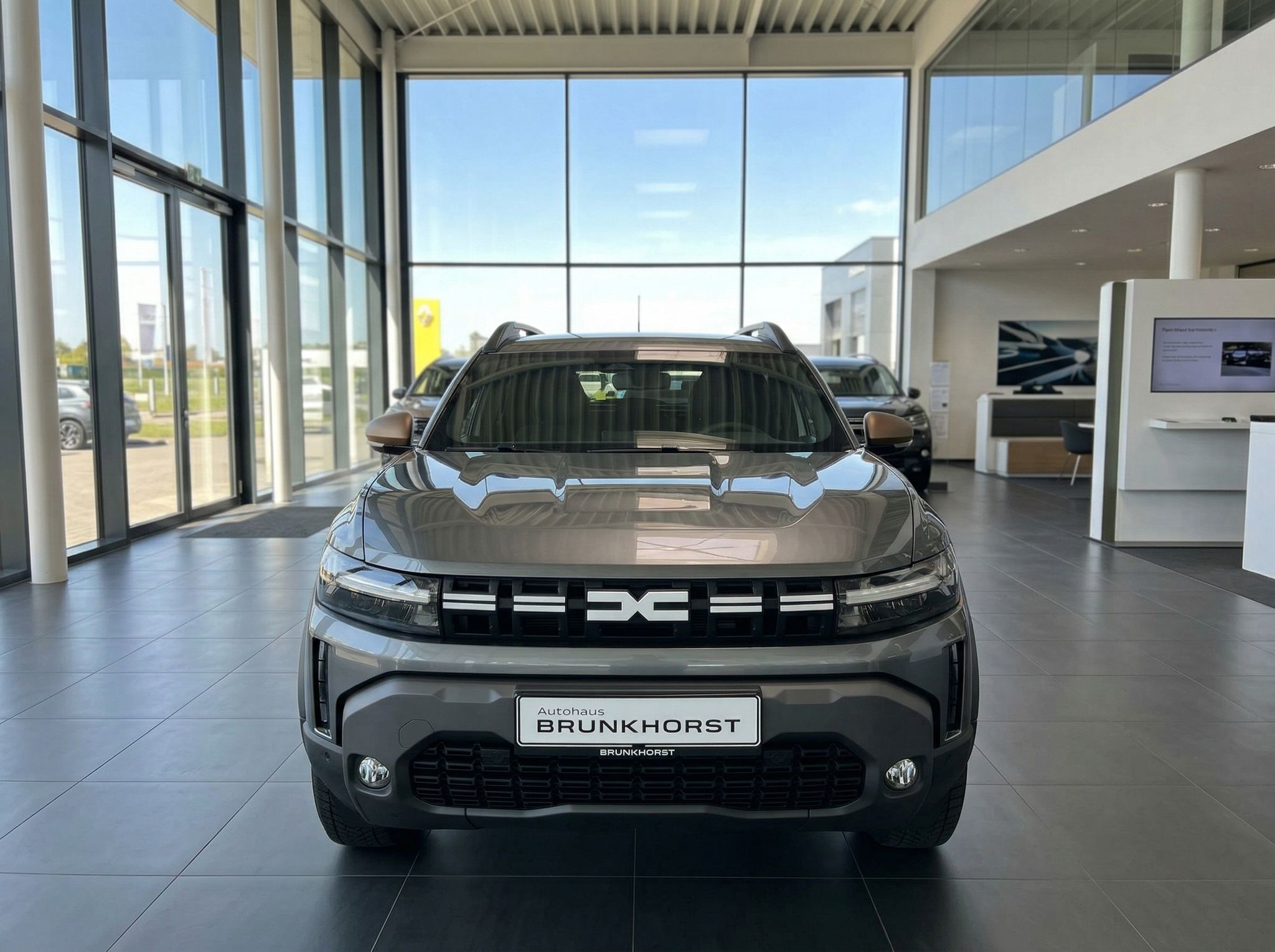 Dacia Fahrzeug Frontansicht grau im Autohaus Brunkhorst - moderne SUV Präsentation