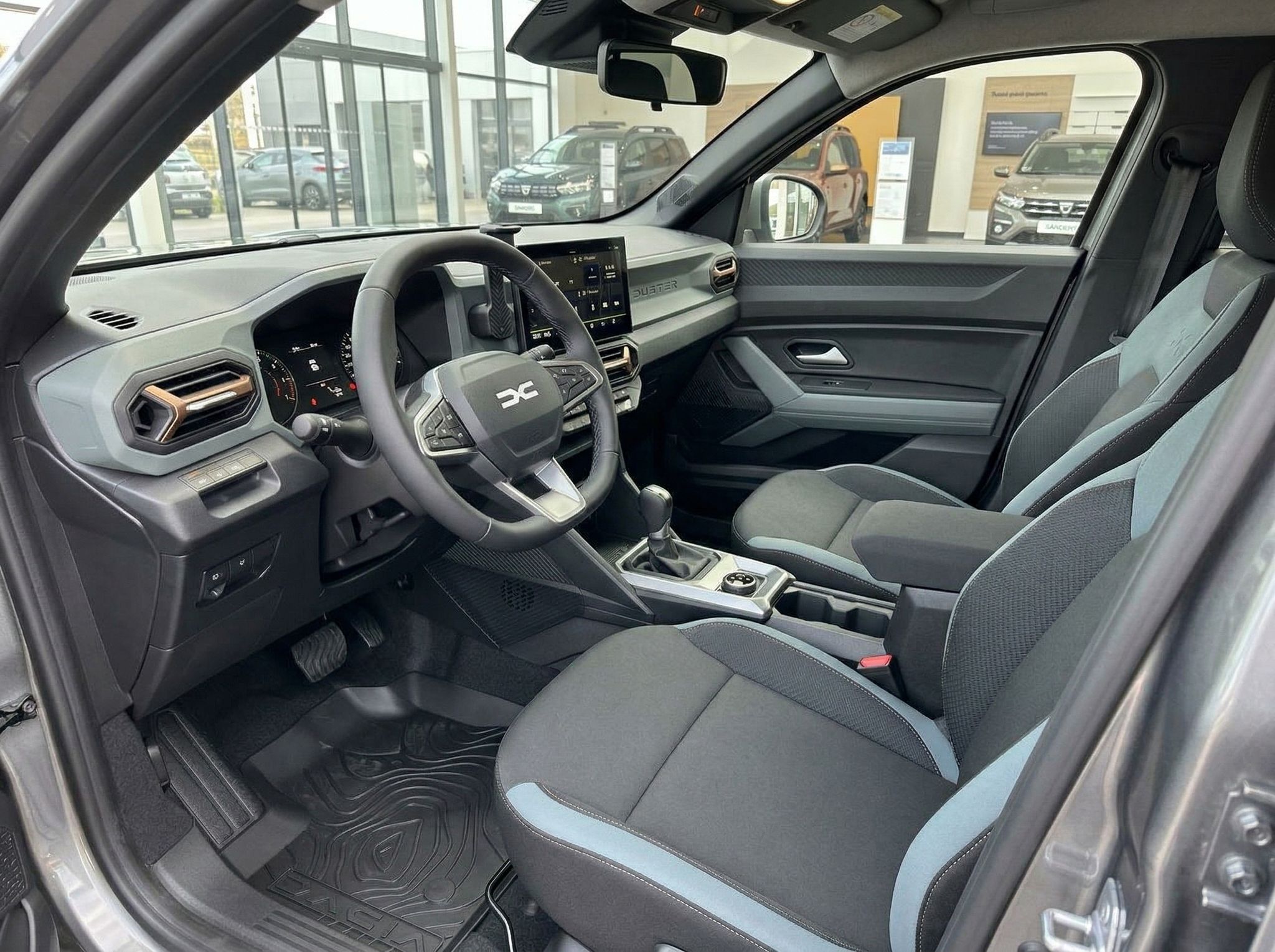 Dacia Innenraum grau-schwarz mit Cockpit und Sitzen - moderne Fahrzeugausstattung