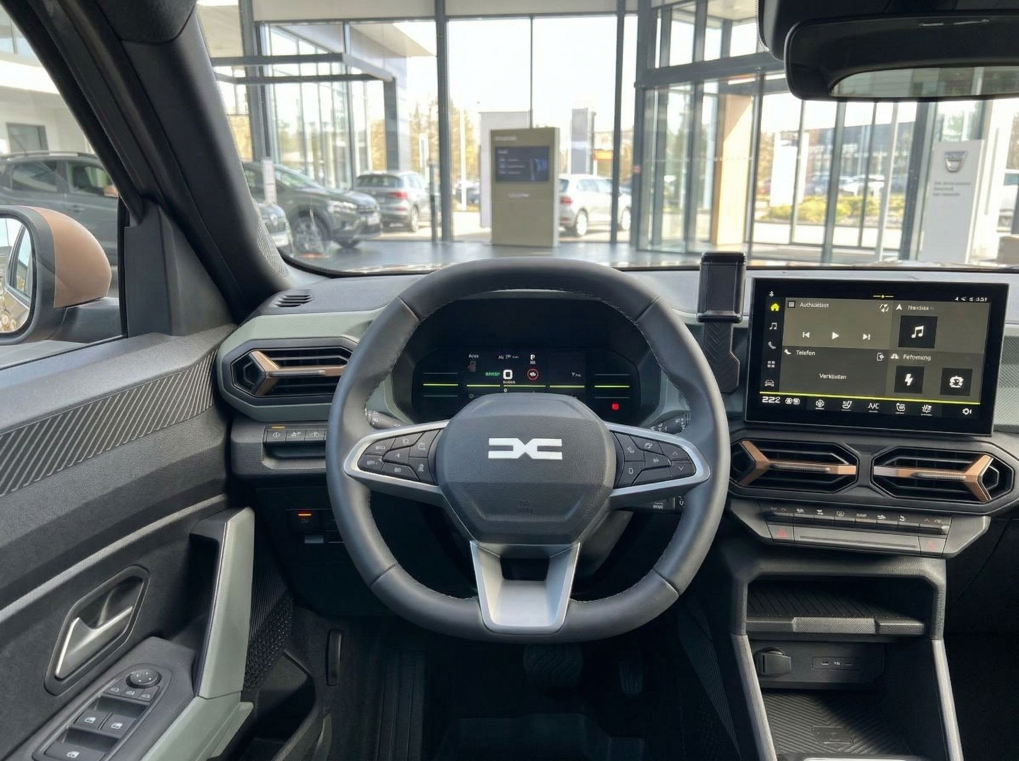 Dacia Duster Cockpit-Ansicht mit digitalem Kombiinstrument und Infotainment-System
