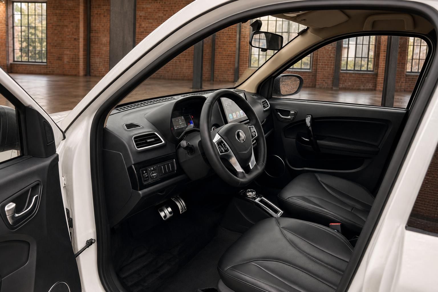 Elaris Elektroauto Innenraum mit schwarzem Lenkrad, Touchscreen und schwarzen Ledersitzen