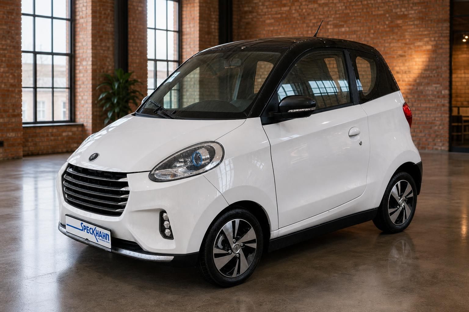 Elaris Pio Elektroauto weiss Frontansicht schraeg links Innenraum Showroom