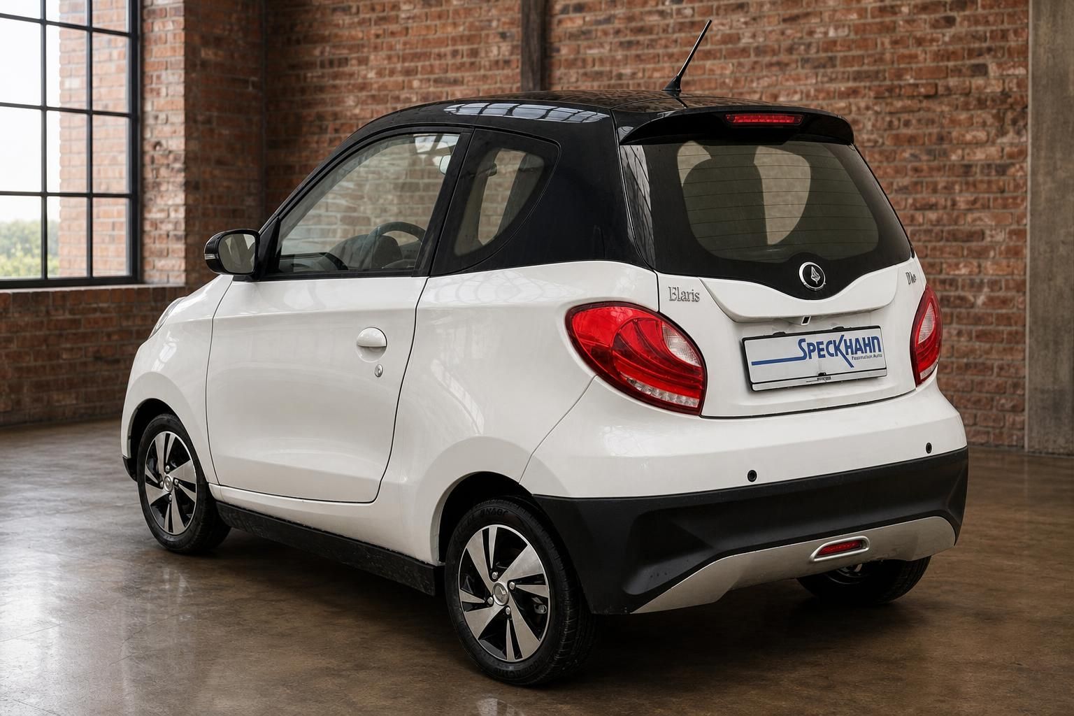 Elaris Pio Elektroauto weiss Heckansicht schraeg links Showroom Rueckleuchten