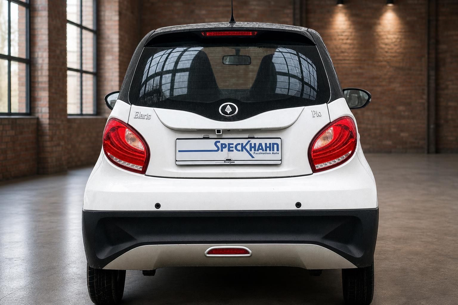 Elaris Pio Elektroauto weiss direkte Heckansicht Rueckleuchten Kennzeichenhalter Showroom