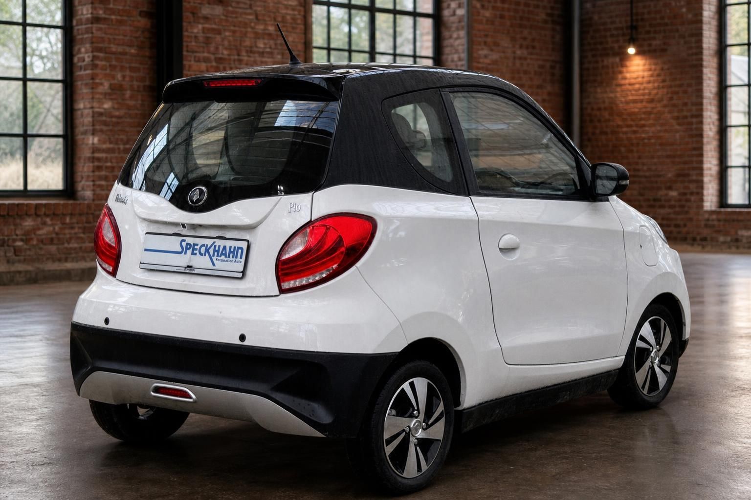 Elaris Pio Elektroauto weiss Heckansicht schraeg rechts Showroom Rueckleuchten