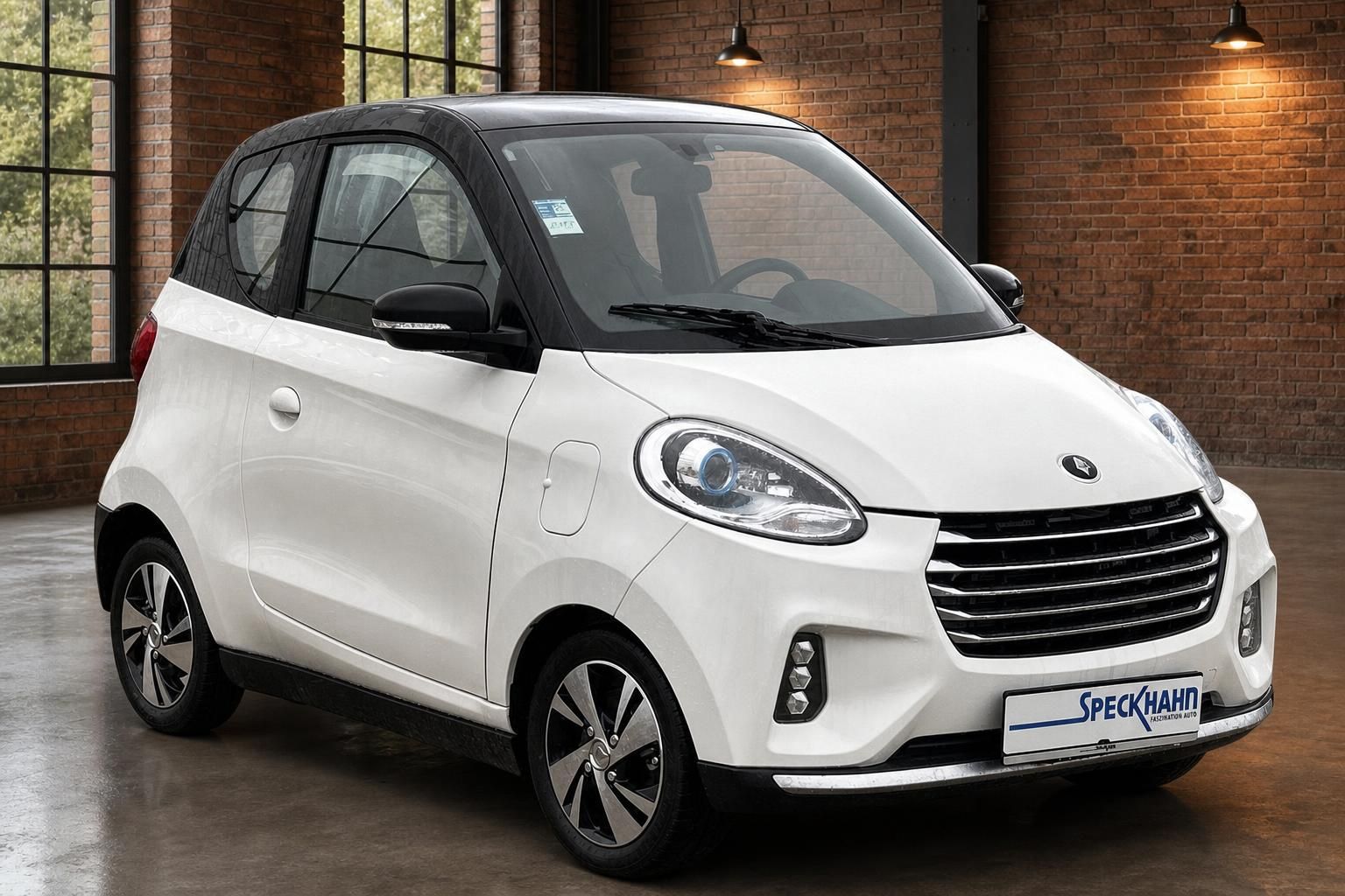 Elaris Pio Elektroauto weiss Frontansicht schraeg rechts Showroom Tagfahrlicht