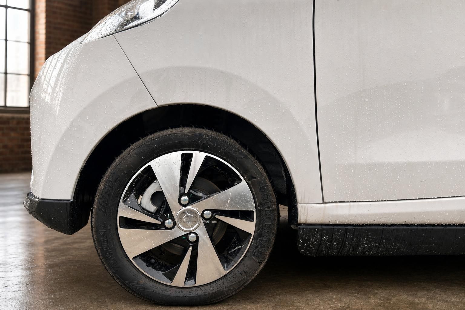 Weißes Elektroauto Felge und Reifen Detailaufnahme – Leichtmetallfelge mit Mehrspeiченdesign