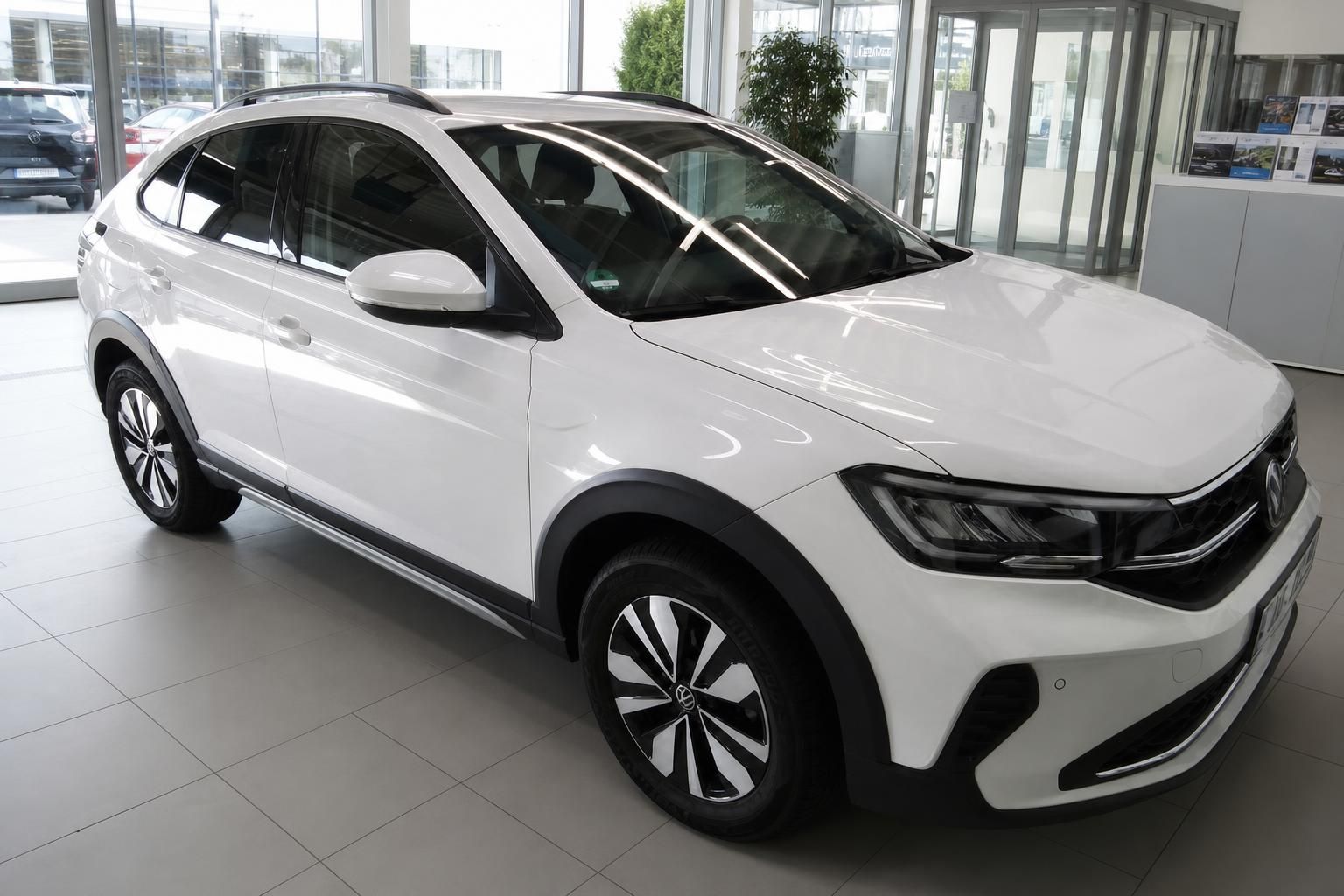 VW Taigo weiß Frontansicht im Autohaus Showroom