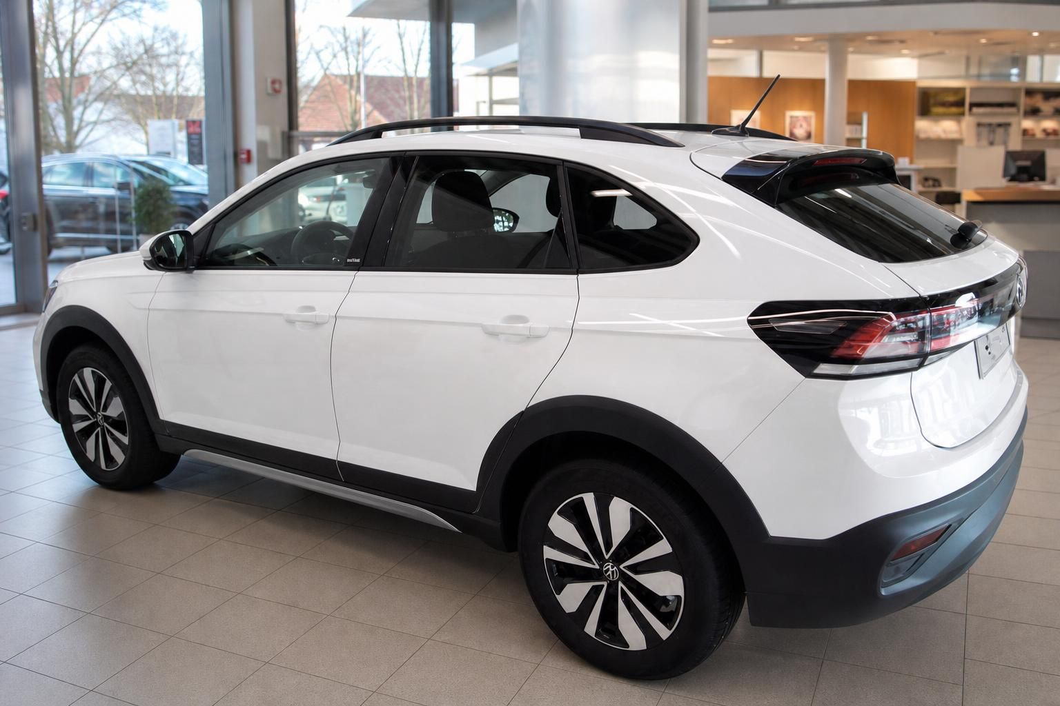VW Taigo weiß Seitenansicht Heck im Autohaus