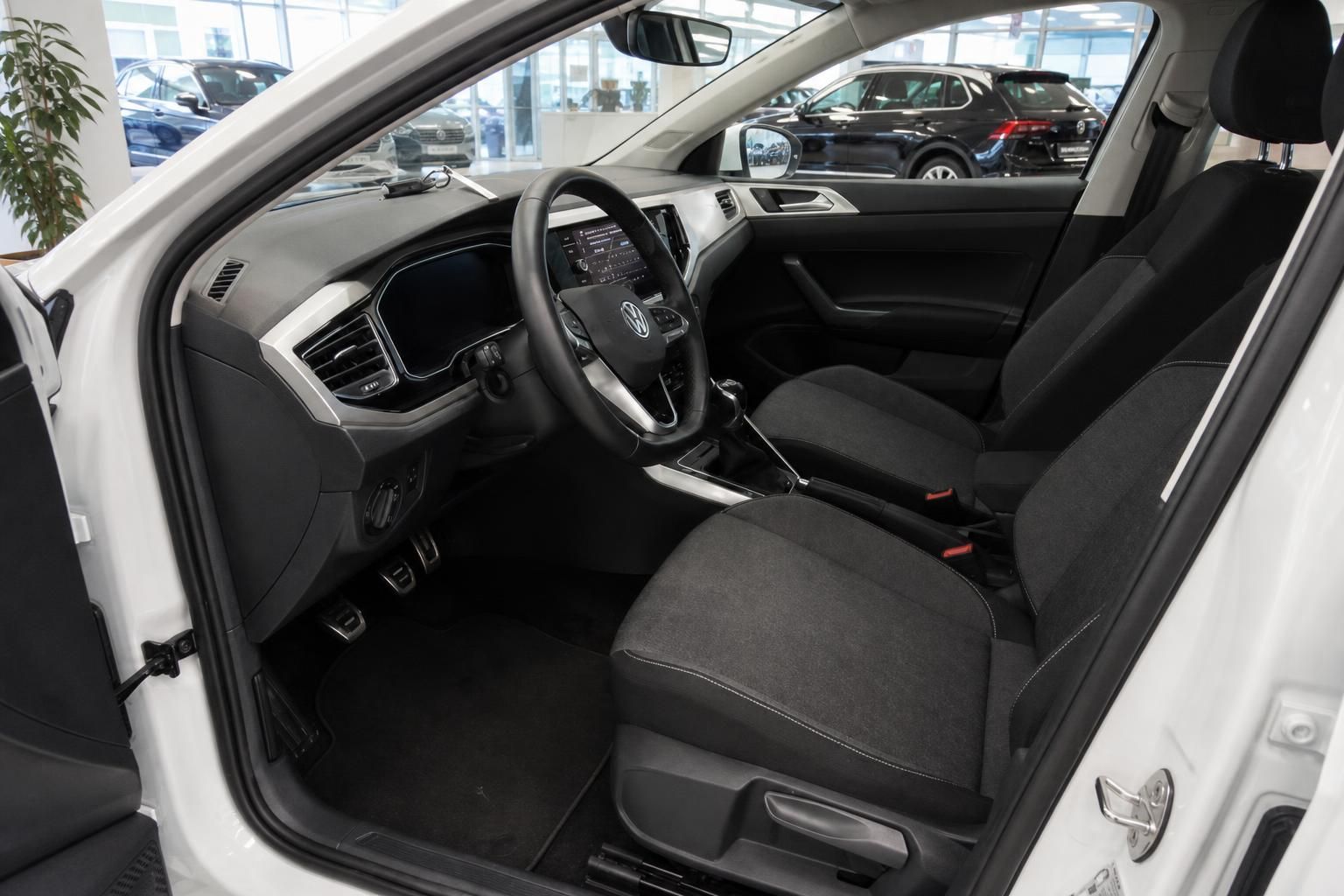 VW Innenraum Cockpit mit Lenkrad und Sitzen in Schwarz