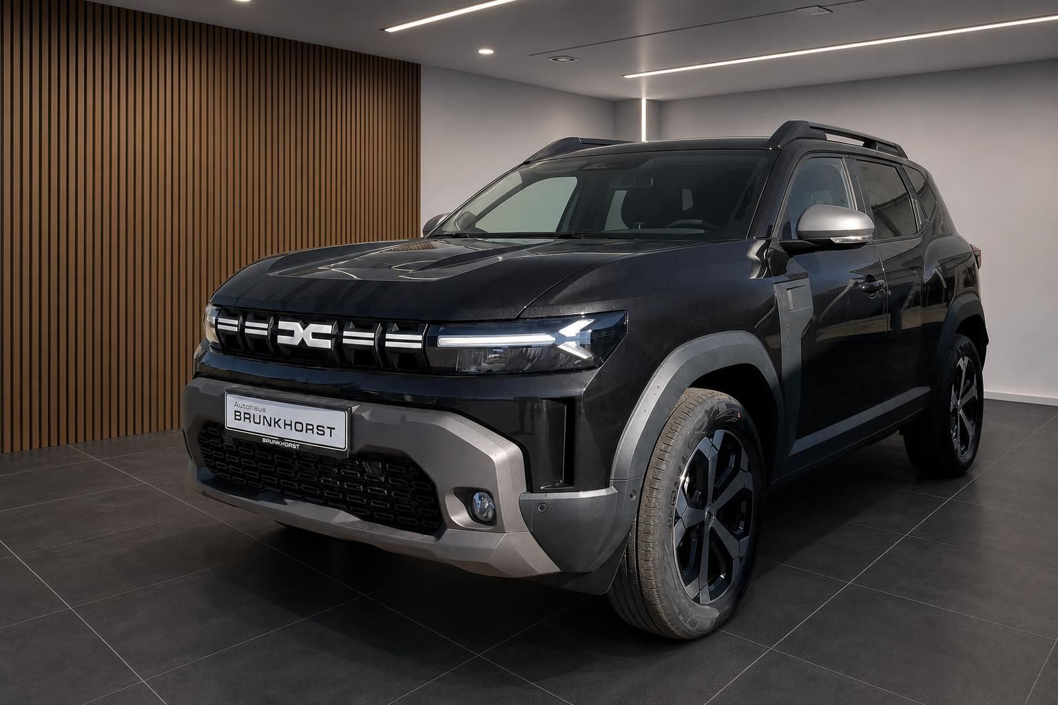 Dacia Duster SUV in dunkelblau, Frontansicht im Autohaus Showroom mit modernem Design