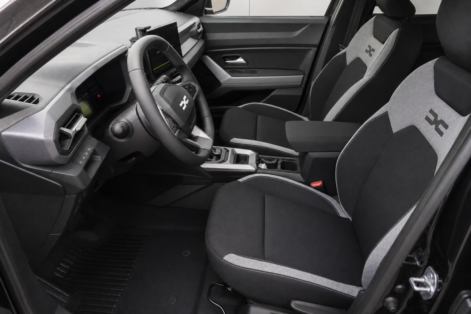 Dacia Duster Innenraum mit schwarzen Sportsitzen und modernem Cockpit-Design