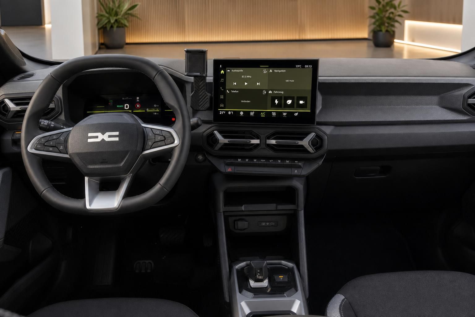 Modernes Fahrzeug-Cockpit mit digitalem Display und Lenkrad in schwarzer Ausstattung