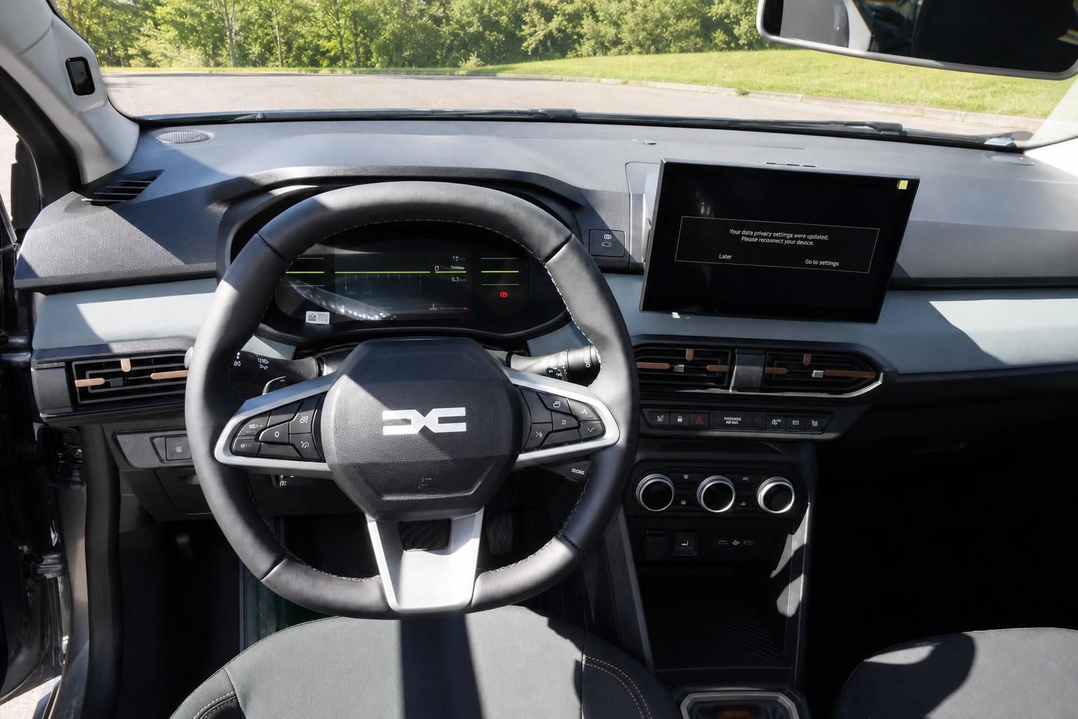 Dacia Sandero Innenraum Cockpit mit Lenkrad und Infotainment-Display
