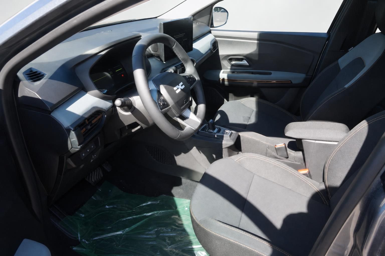 Dacia Sandero Fahrerseite Innenraum mit Lenkrad Vordersitze und Mittelkonsole