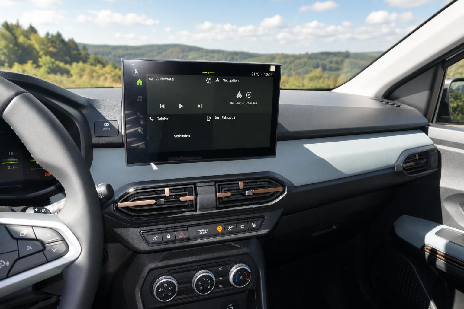 Touchscreen-Infotainmentsystem im Fahrzeug-Innenraum mit Navigationsmenue und Klimaanlage