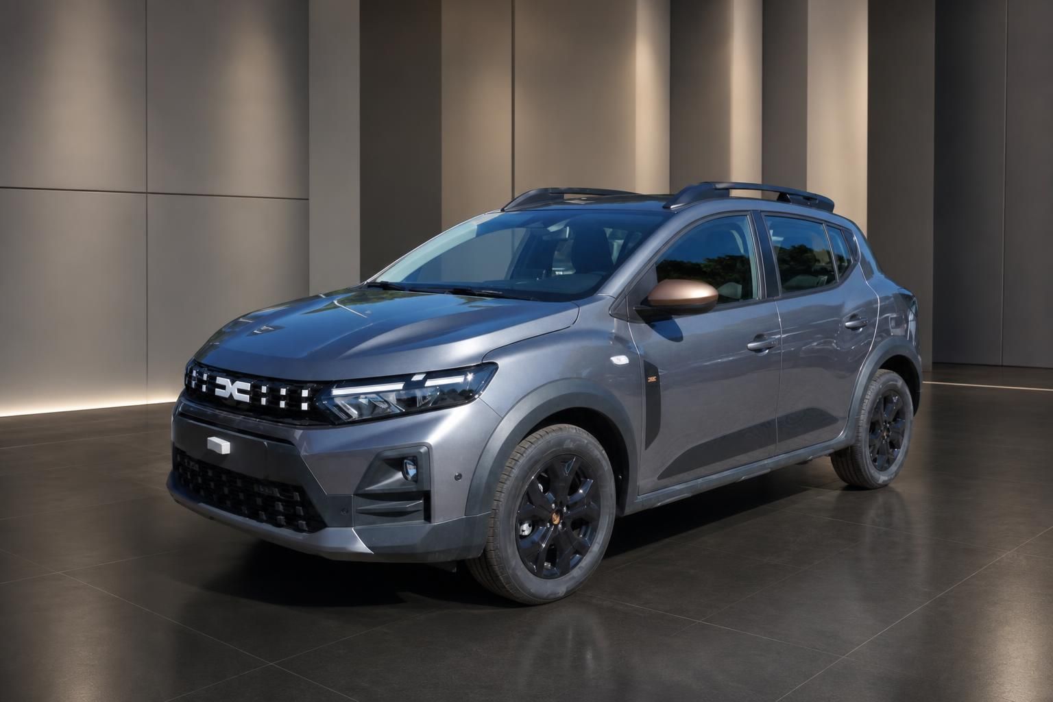 Dacia Sandero Stepway grau Dreiviertel-Frontansicht mit schwarzen Leichtmetallfelgen im Showroom