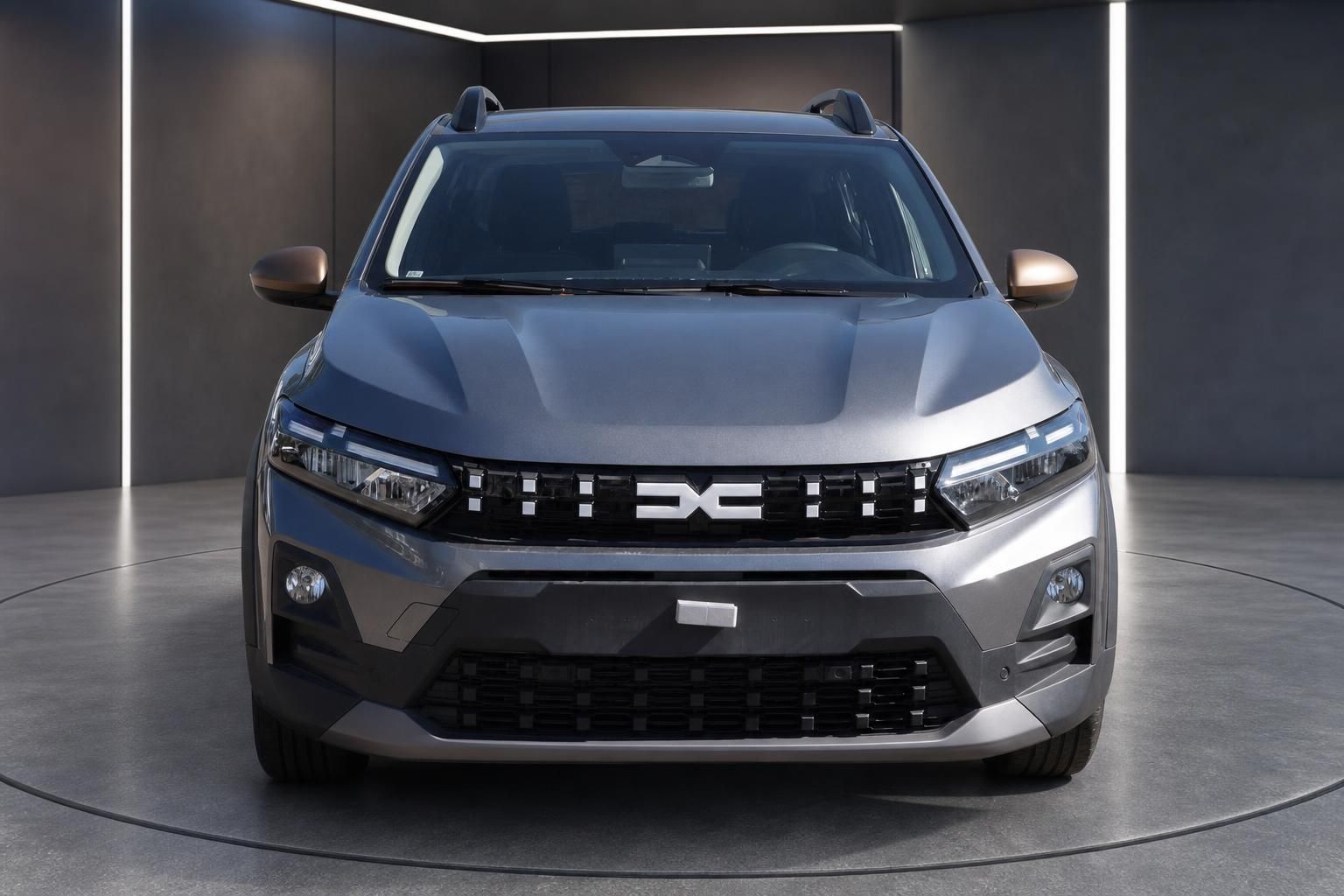 Dacia Sandero Stepway grau Frontansicht mit LED-Scheinwerfern und Dacia-Logo im Showroom