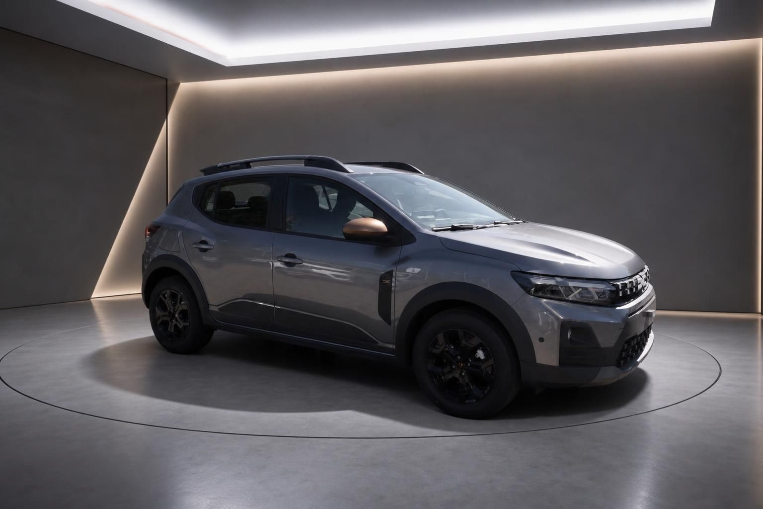Dacia Sandero Stepway grau Dreiviertel-Seitenansicht mit Kupfer-Außenspiegel im Showroom