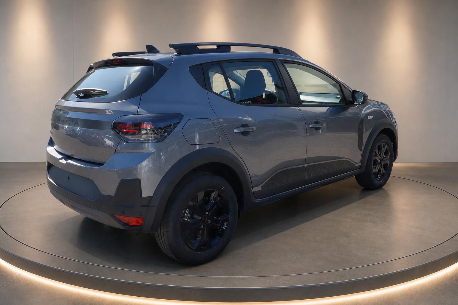 Dacia Sandero Stepway grau Heckansicht mit LED-Rückleuchten und Dacia-Schriftzug im Studio