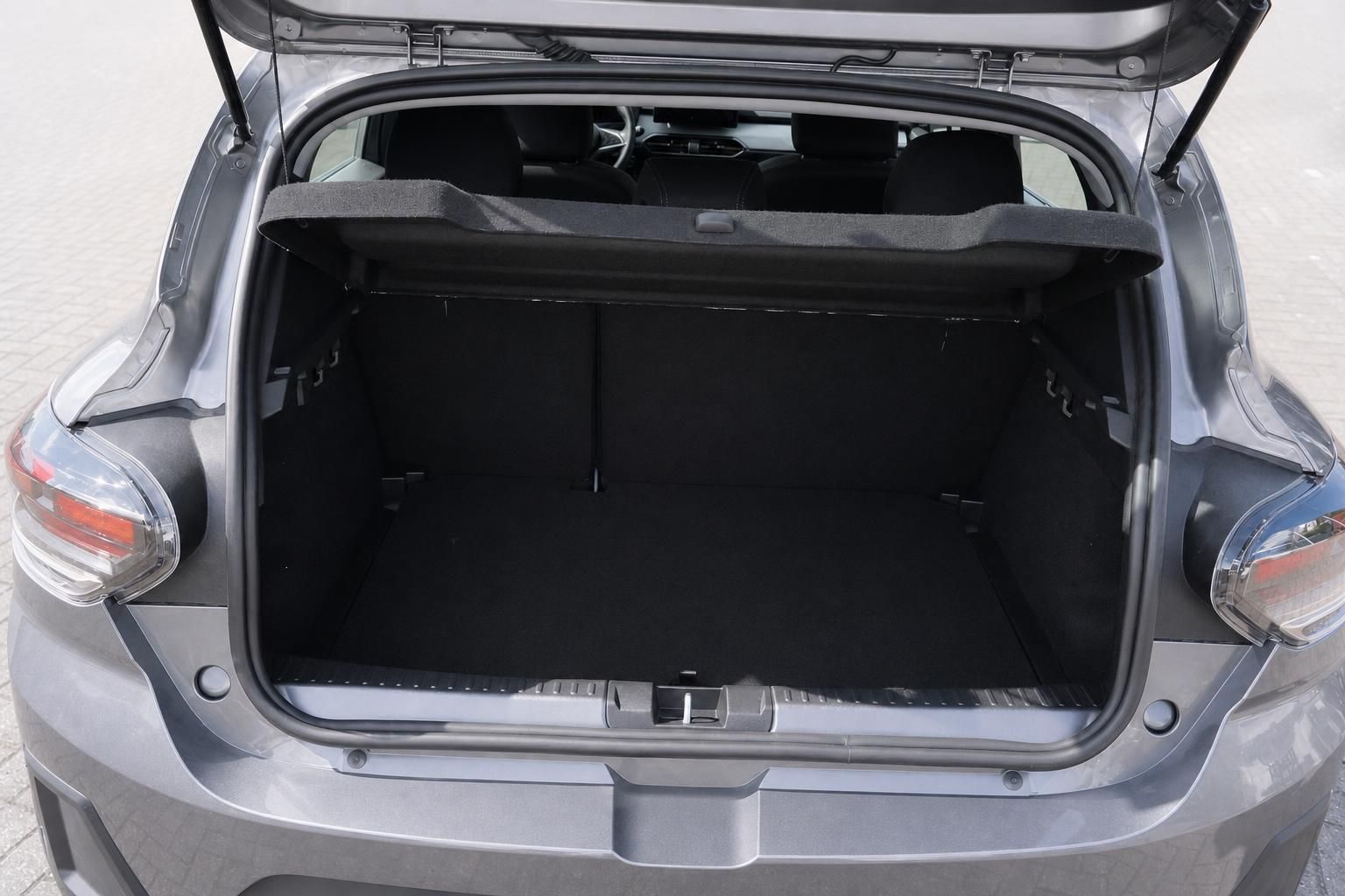 Dacia Sandero grau Kofferraum geöffnet mit großem Laderaumvolumen