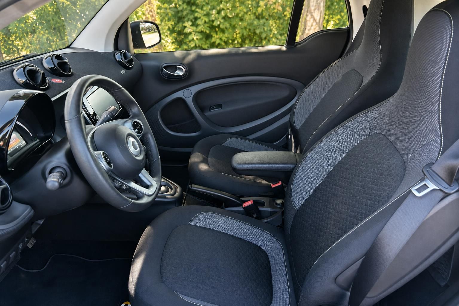 Smart ForTwo Innenraum schwarz mit Lenkrad, Armaturenbrett und Fahrersitz